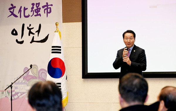 유정복 시장 13일 틈문화창작지대에서 열린 '2025년 인천광역시 주요정책분야별 시정공유회'에서 2025년 시정운영 방향을 설명하고 있다. (사진제공=인천시)