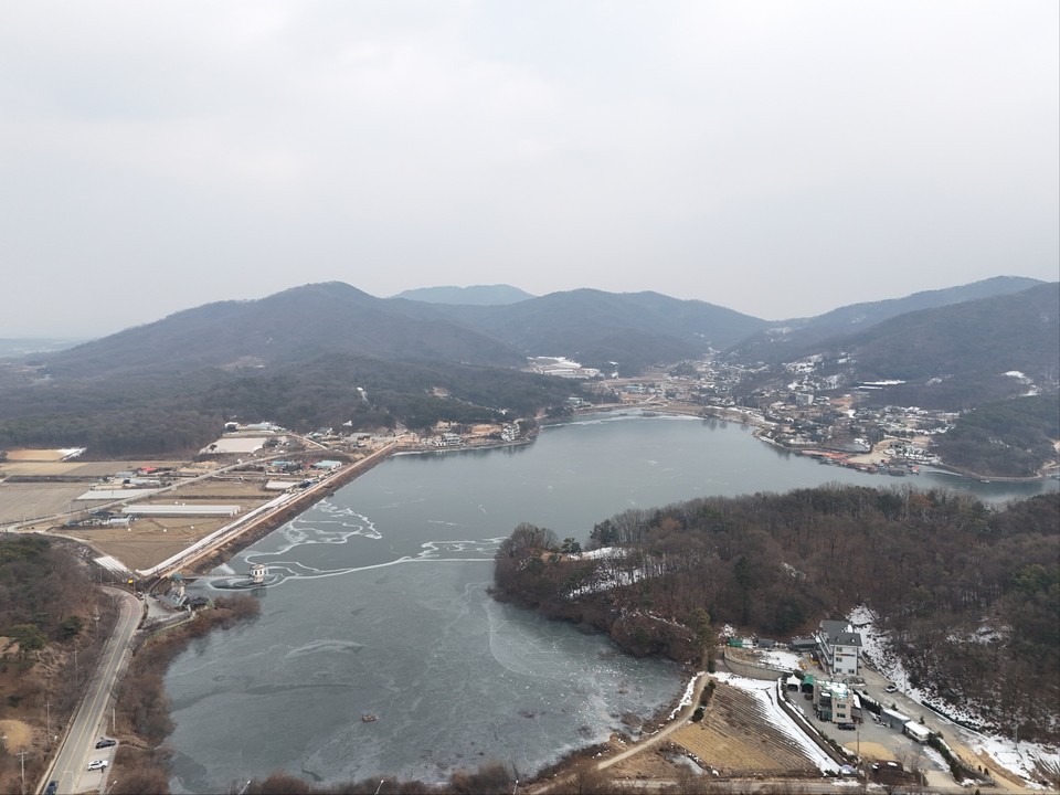 13일 오후 2시31분께 찾은 용설저수지가 꽁꽁 얼어있다. 저수지 곳곳은 얼었다 녹았다는 반복 하면서 눈까지 더해 만들어진 갖가지 모양들은 어디서도 볼 수 없는 모양을 한 채 신비스럽기까지 하다. (사진=김종대 기자)