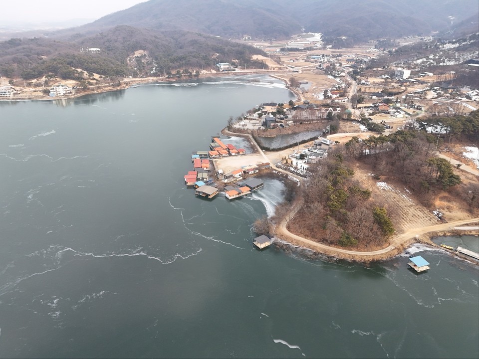 13일 오후 2시31분께 찾은 용설저수지가 꽁꽁 얼어있다. 저수지 곳곳은 얼었다 녹았다는 반복 하면서 눈까지 더해 만들어진 갖가지 모양들은 어디서도 볼 수 없는 모양을 한 채 신비스럽기까지 하다. (사진=김종대 기자)