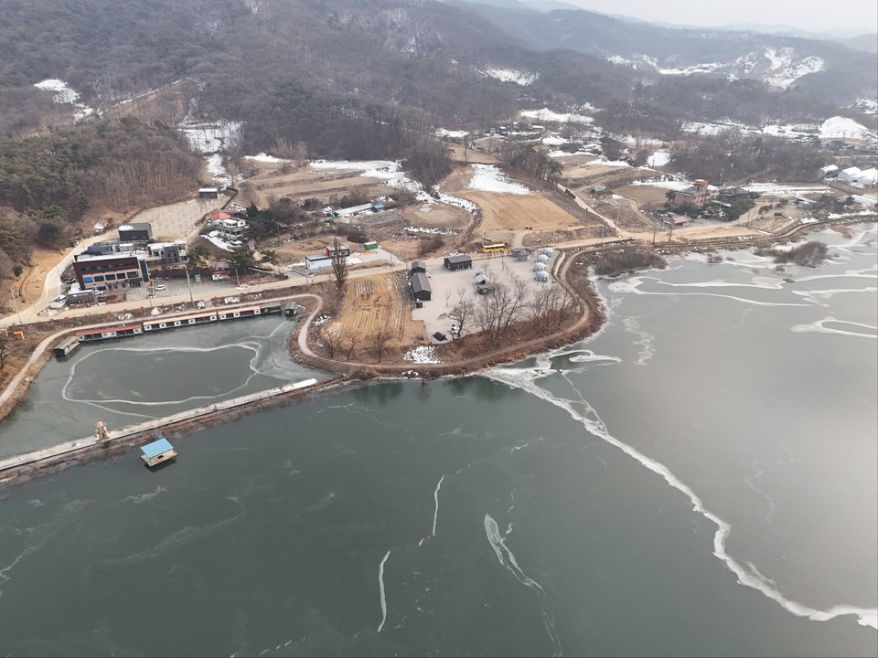 13일 오후 2시31분께 찾은 용설저수지가 꽁꽁 얼어있다. 저수지 곳곳은 얼었다 녹았다는 반복 하면서 눈까지 더해 만들어진 갖가지 모양들은 어디서도 볼 수 없는 모양을 한 채 신비스럽기까지 하다. (사진=김종대 기자)