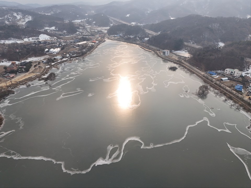 13일 오후 2시31분께 찾은 용설저수지가 꽁꽁 얼어있다. 저수지 곳곳은 얼었다 녹았다는 반복 하면서 눈까지 더해 만들어진 갖가지 모양들은 어디서도 볼 수 없는 모양을 한 채 신비스럽기까지 하다. 어느새 태양이 호수에 들어와 있다. (사진=김종대 기자)