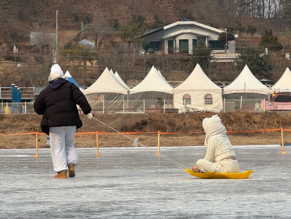 14일 화요일 수도권(경기·인천) 지역은 아침까지 곳곳에 비 또는 눈이 내리겠다. 예상 적설량과 예상 강수량은 1c㎝, 1㎜ 내외 정도겠다. 곳곳에 생길 수 있는 빙판길과 도로 살얼음에 유의해야 한다. 하늘은 대체로 흐리다가 밤부터 점차 맑아지겠다. 사진은 전날(13일) 오후 1시30분께 안성시 죽산면 빙어축제장에 마련된 얼음 썰매장. (사진=김종대 기자)