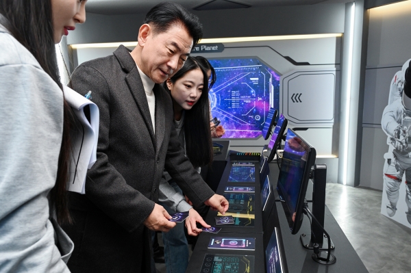 김동근 의정부시장, 청소년 위한 ‘퓨처플라넷2050 팝업스토어’ 방문