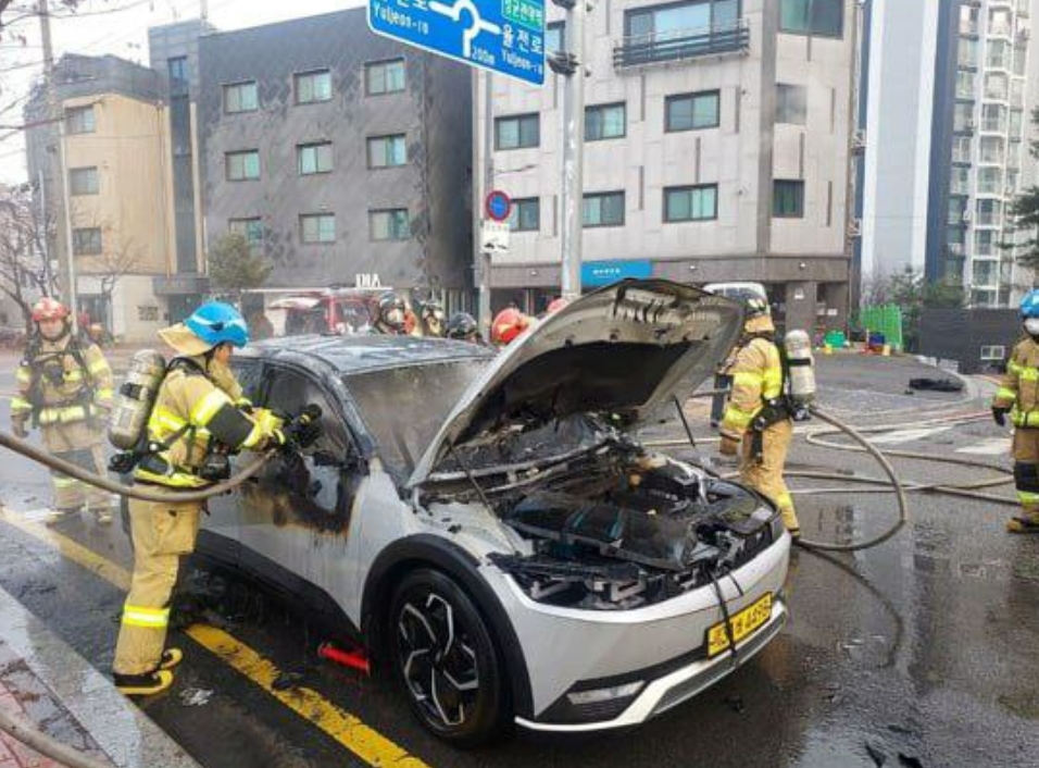 14일 오전 9시16분께 수원시 장안구 율전동의 한 도로에서 아이오닉5 전기차 택시에 불이 나 신고를 받고 출동한 소방당국에 의해 약 20분 만인 오전 9시36분께 모두 진화됐다. 인명피해는 발생하지 않았다. (사진제공=경기도소방재난본부)