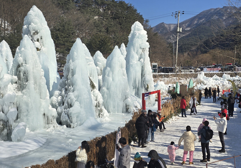 포천시가 주최하고 백운계곡상인협동조합이 주관하는 제20회 포천 백운계곡 동장군 축제가 큰 인기를 끌고 있다. (사진제공=포천시)