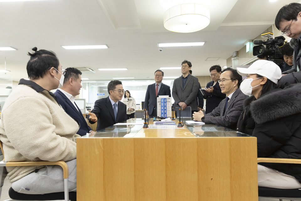 김동연 경기도지사가 14일 경기도신용보증재단 시흥지점을 찾아 자영업자·소상공인 민원인의 애로사항을 직접 듣고 민원상담을 진행했다. (사진제공=경기도)