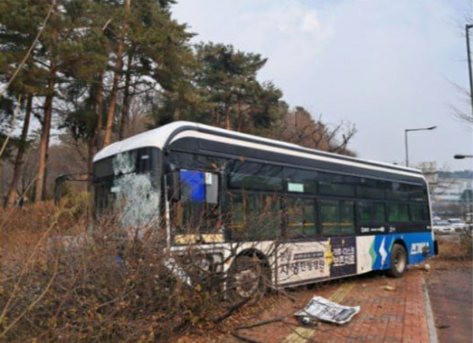14일 낮 12시45분께 수원시 영통구 이의동의 한 도로를 주행 중이던 시내버스가 옆으로 미끄러지는 사고가 나 60대 여성 버스승객이 경상을 입어 인근 병원으로 이송됐다. (사진제공=경기도소방재난본부)