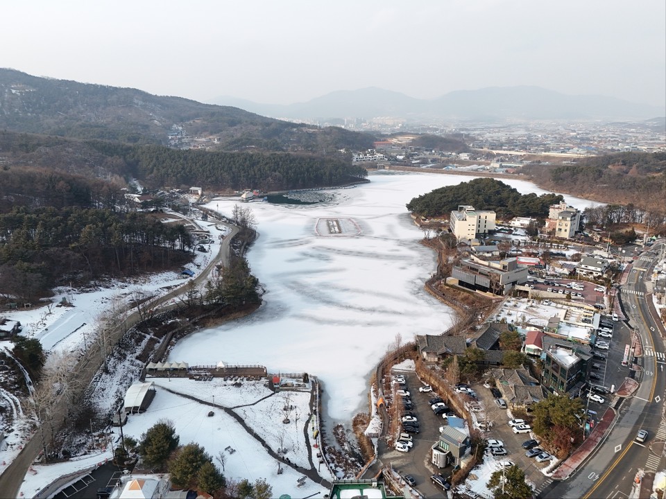 14일 오후 3시51분께 꽁꽁 언 포천시 소흘읍 고모리 ‘고모저수지’가 하얀 눈에 덮여 사뭇 색다른 모습을 연출하고 있다. (사진=김광섭 기자)