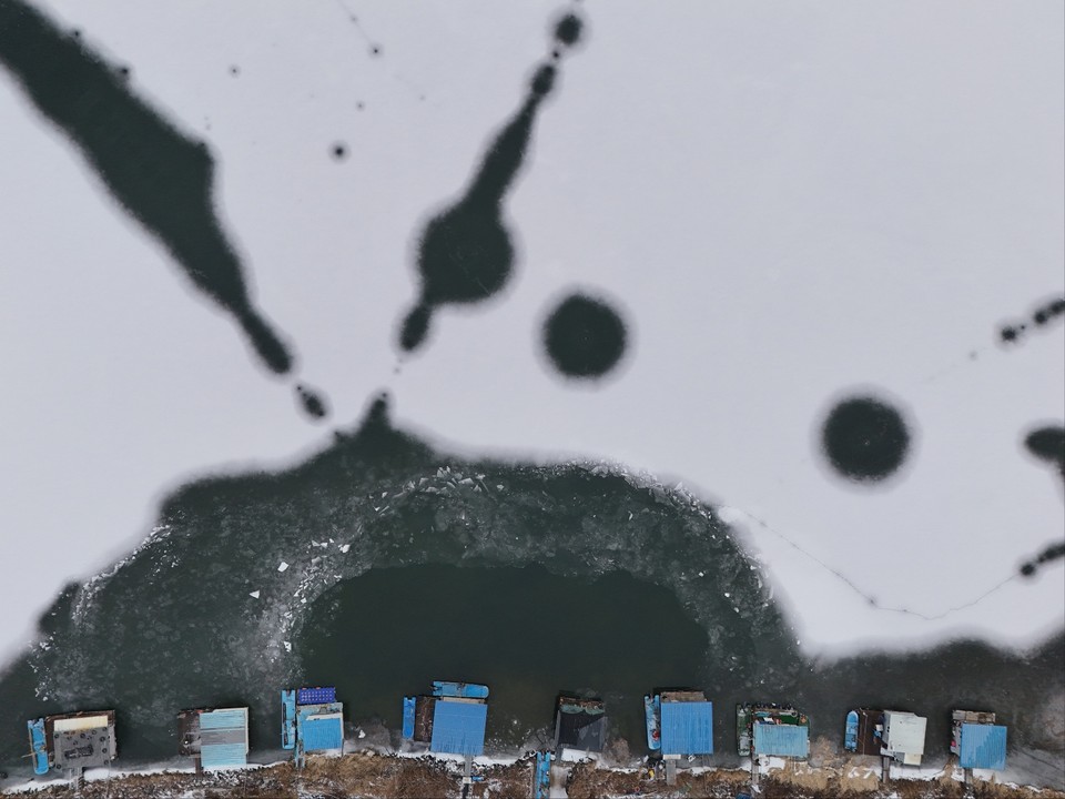 14일 오후 4시41분께 바라본 양평군 옥천면 인근 꽁꽁 언 남한강 위에 흰 눈이 덮여 마치 대형 수묵화를 보는 착각을 일으킨다. (사진=이건구 기자)