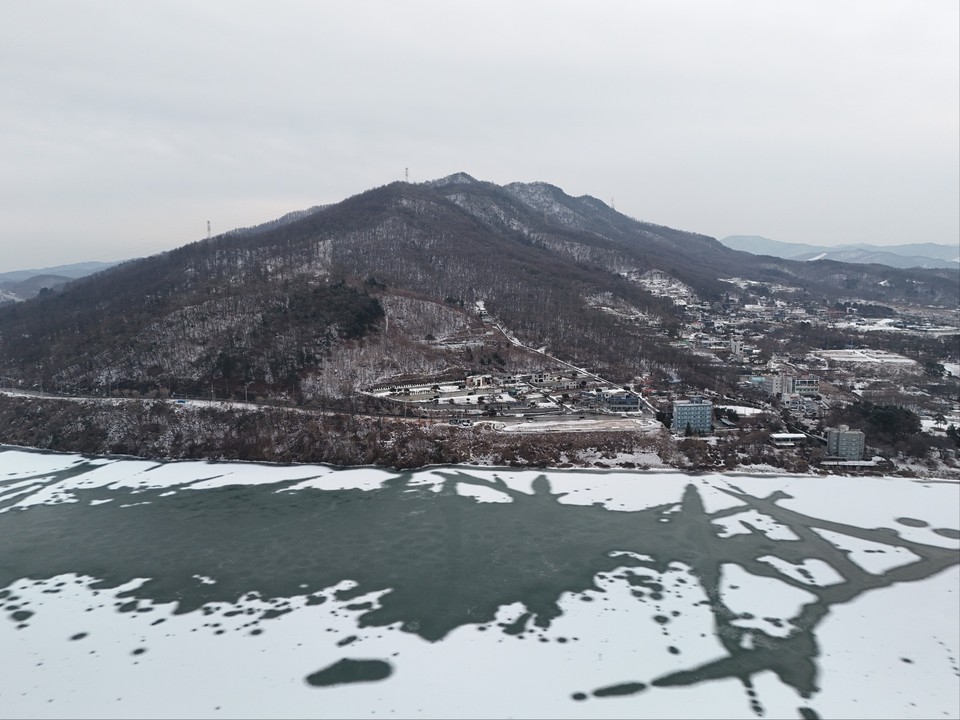14일 오후 4시41분께 바라본 양평군 옥천면 인근 꽁꽁 언 남한강 위에 흰 눈이 덮여 마치 대형 수묵화를 보는 착각을 일으킨다. (사진=이건구 기자)