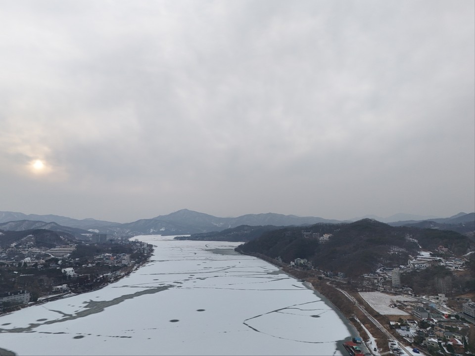 14일 오후 4시41분께 바라본 양평군 옥천면 인근 꽁꽁 언 남한강 위에 흰 눈이 덮여 마치 대형 수묵화를 보는 착각을 일으킨다. (사진=이건구 기자)