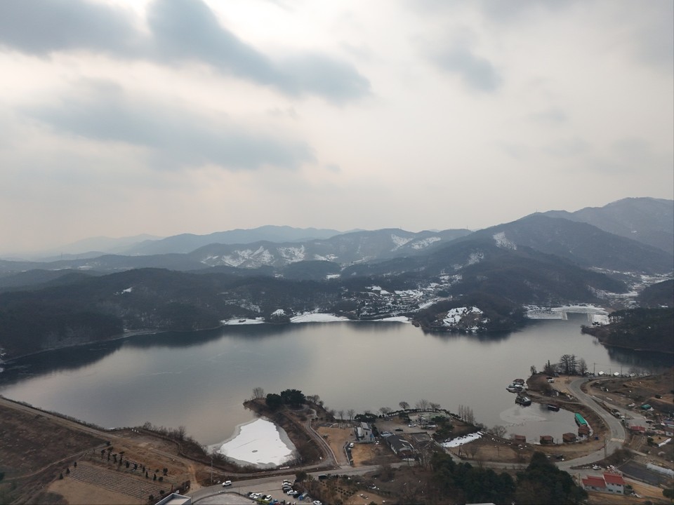 흐리고 간혹 눈이 내린 날씨를 보인 13일 오후 1시27분께 찾은 안성시 죽산면 두교리에 위치한 광혜원저수지는 두메저수지 또는 두메호수로도 알려져 있다. (사진=김광섭 기자)
