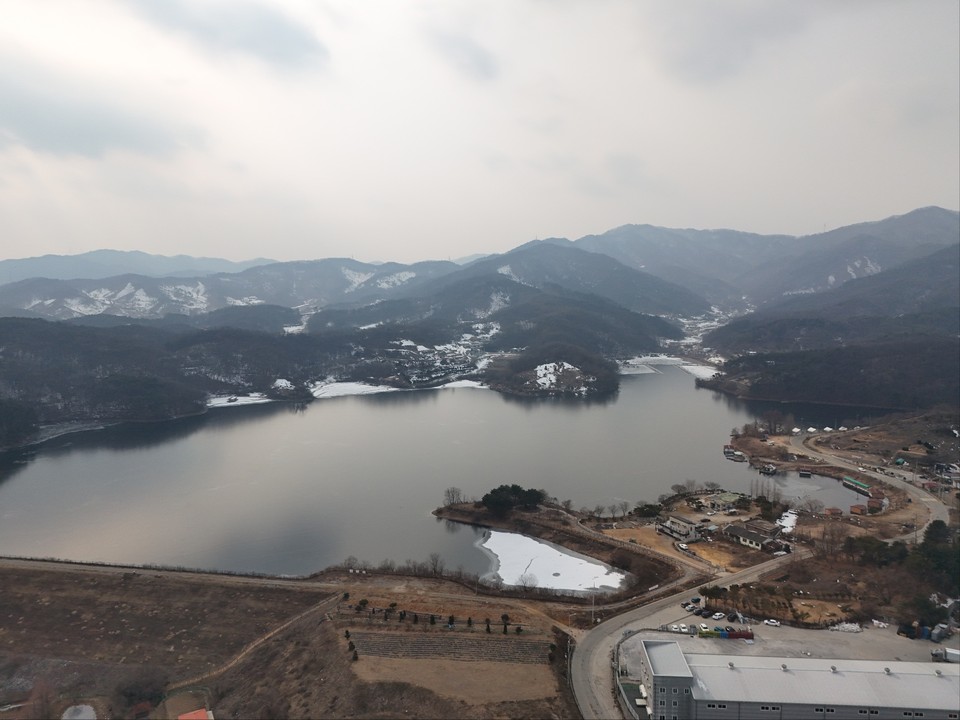 흐리고 간혹 눈이 내린 날씨를 보인 13일 오후 1시27분께 찾은 안성시 죽산면 두교리에 위치한 광혜원저수지는 두메저수지 또는 두메호수로도 알려져 있다. (사진=김광섭 기자)