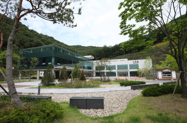 다음달 4~7일 용인평온의숲의 개장유골 화장 횟수를 하루 14회에서 23회로 확대키로 하고 21일부터 신청을 접수한다. 사진은 용인평온의숲 전경. (사진제공=용인시청)