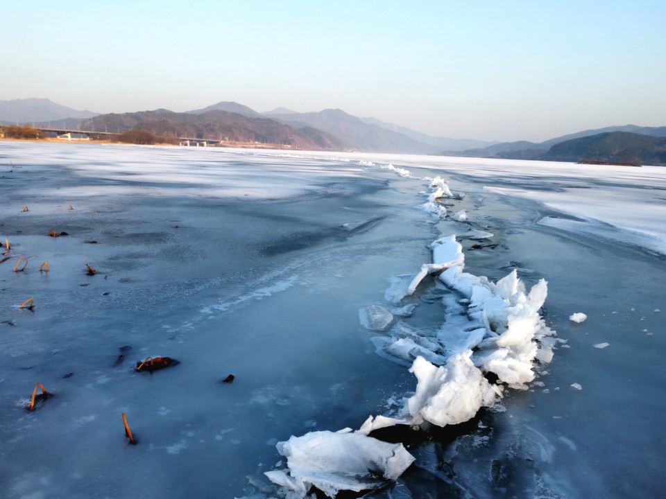 16일 목요일 수도권(경기·인천) 지역은 새벽과 오전사이 적은 양의 눈이나 비가 오는 곳이 있겠다. 서울과 경기동부지역은 낮까지 이어지는 곳이 있겠다. 경기동부지역의 예상 적설량은 1~5㎝, 예상 강수량은 5㎜ 미만이겠다. 아침 빙판길과 도로 살얼음에 유의해야 한다. 당분간 아침 기온이 낮아 추울 것으로 예상된다. 이 추위는 18일 토요일부터 다소 풀릴 것으로 예상된다. 하늘은 대체로 흐리겠다. (사진=중앙신문DB)