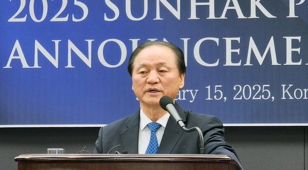 양창식 선학평화상재단 이사장이 올해의 설립자 특별상 수상자를 발표하고 있다. (사진=이건구 기자)
