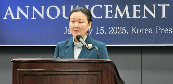 한학자 총재의 환영사를 대독하고 있는 선학평화상위원회 문연아 위원. (사진=이건구 기자)