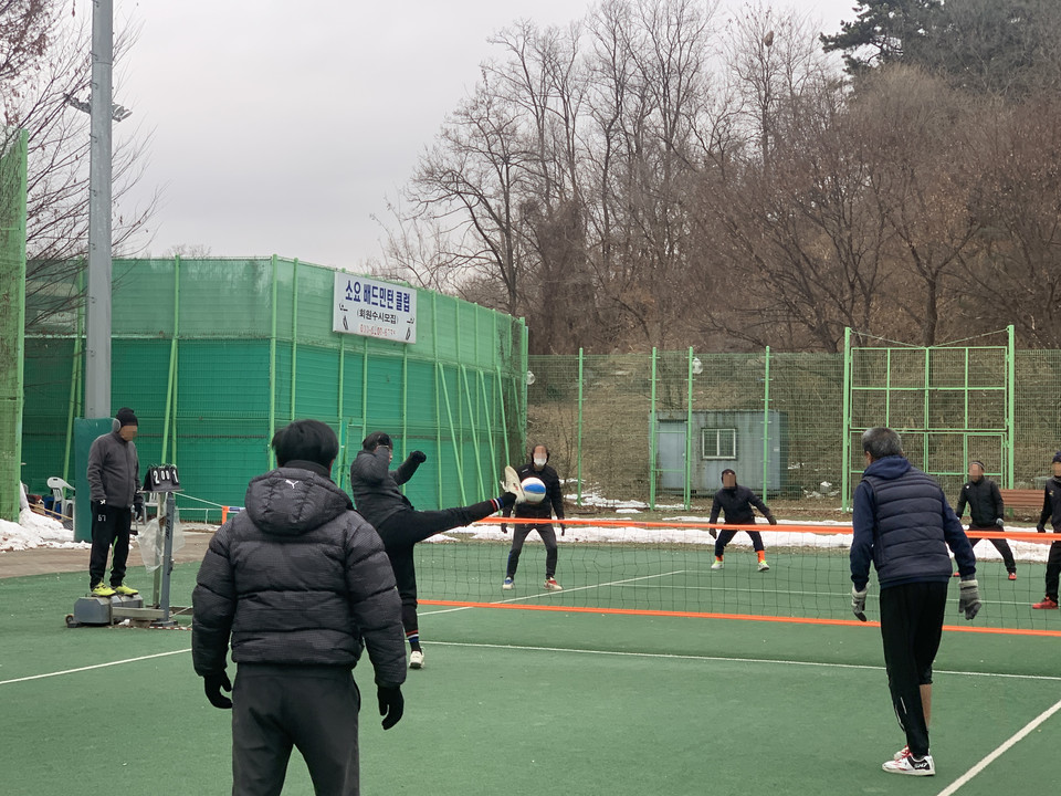 16일 오전 11시15분께 동두천시 종합운동장 야외 족구 경기장에서 동회회원들이 모여 영하의 날씨 추위 속에서도 족구 삼매경에 빠져 경기장을 뜨겁게 달구고 있다. (사진=오기춘 기자)