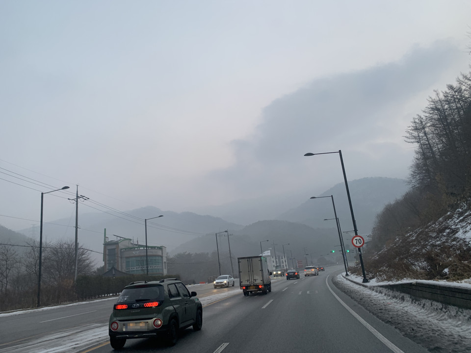 20일 오전 7시57분께 동두천시 지방도인 삼육사로에 안개와 함께 블랙아이스가 생겨 각별한 주의가 요구된다. (사진=오기춘 기자)