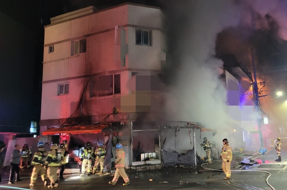 20일 새벽 1시39분께 광주시 역동의 한 3층짜리 상가 1층에서 불이 났다.  (사진제공=경기도소방재난본부)
