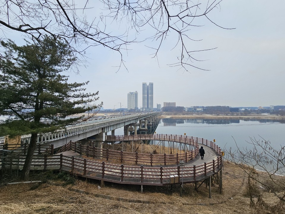 수도권지역에 초미세먼지 농도가 '나쁨' 수준을 보인 20일 낮 12시43분께 여주시 상동에서 내려다 본 여주대교 인근 남한강 일대가 뿌옇게 보이고 있다. (사진=김광섭 기자)