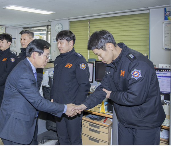 인천 중구의회가 2025년 설을 맞아 유관기관 현업부서를 방문했다. (사진제공=중구의회)