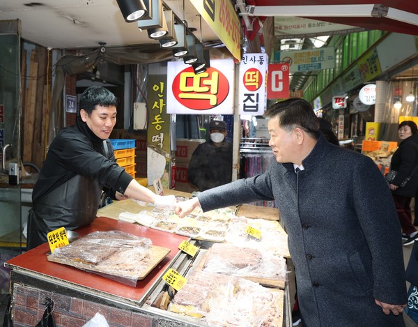 박승원 시장이 20일 설 명절 대비 민생경제를 살피기 위해 광명전통시장을 방문해 물가를 살피며 상인들을 격려하고 있다. (사진제공=광명시)