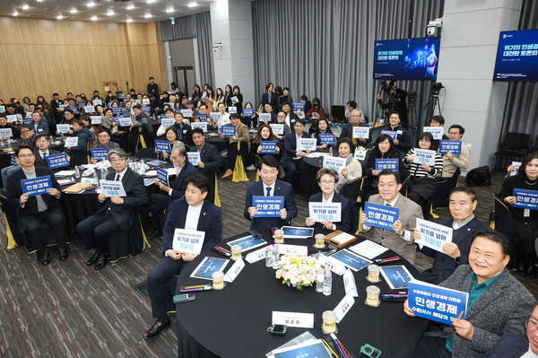 이재준 시장(앞줄 오른쪽 3번째)과 토론회 참석자들이 함께하고 있다. (사진제공=수원시)