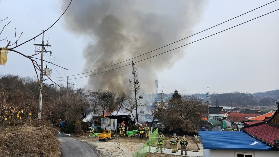 20일 오후 4시30분께 이천시 장원읍의 한 농가주택에서 화목보일러에 의한 화재로 추정되는 불이 났다. (사진제공=경기도소방재난본부)