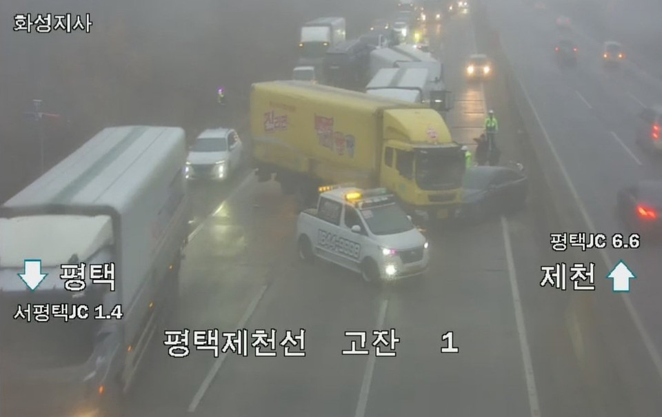 21일 오전 7시24분께 평택시 청북읍 평택제천고속도로 평택방향 청북IC 부근에서 화물차 4대와 승용차 2대가 잇따라 부딪히는 추돌 사고가 났다. (사진=한국도로공사 CCTV 캡처)