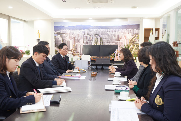 강수현 양주시장이 21일 오전 시청 2층 집무실에서 김금숙 경기도교육청 융합교육국장과 만나 ‘경기북체고’ 건립 추진 사항을 논의했다. (사진제공=양주시)
