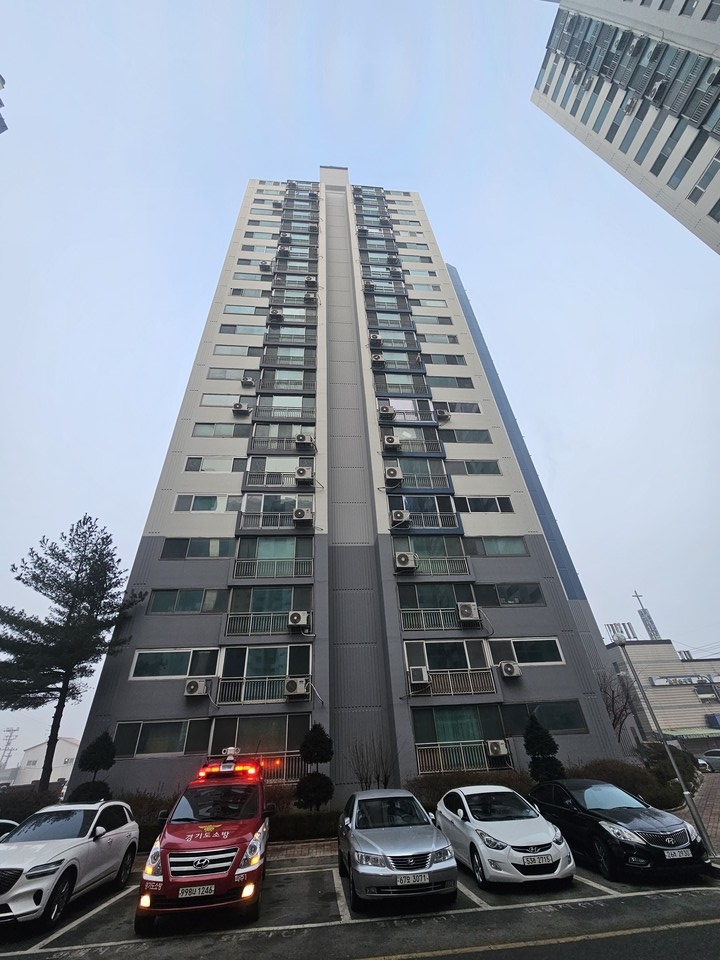 21일 오전 7시43분께 파주시 조리읍의 한 아파트 2층에서 불이 나 한쪽 다리가 불편한 거주자 20대 남성이 숨졌다. (사진제공=경기도북부소방재난본부)