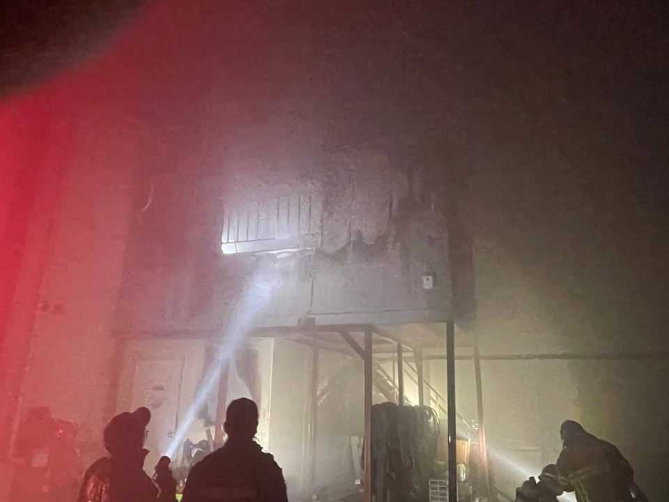 22일 새벽 2시28분께 시흥시 정왕동의 한 공장 내 비품과 자재 등을 보관하던 컨테이너에서 불이 났다. (사진제공=경기도소방재난본부)