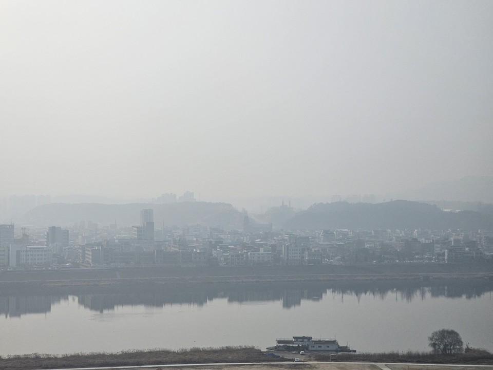 23일 목요일 수도권(경기·인천) 지역은 구름 많다가 오후부터 차차 맑아지겠다. 하늘을 탁하게 만들고 있는 미세먼지와 초미세먼지는 25일 토요일쯤 차차 해소될 것으로 예상된다. 사진은 22일 낮 12시34분께 여주시 남한강 일대가 뿌옇게 보이고 있다. (사진=김광섭 기자)