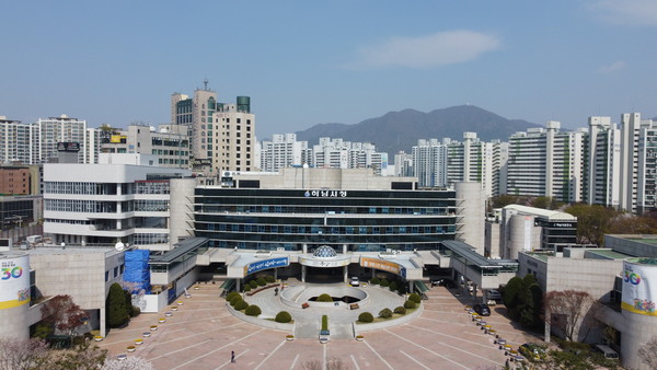 하남시는 정부의 ‘2.4부동산대책(공공주도3080+)’ 및 ‘하남지역 토지거래 계약 허가구역 지정’보도 등과 관련해 최근 신규택지 공급 후보지로 거론되는 것에 대 해 전혀 사실이 아니라고 밝혔다. 사진은 하남시청 전경 (사진=중앙신문 DB)