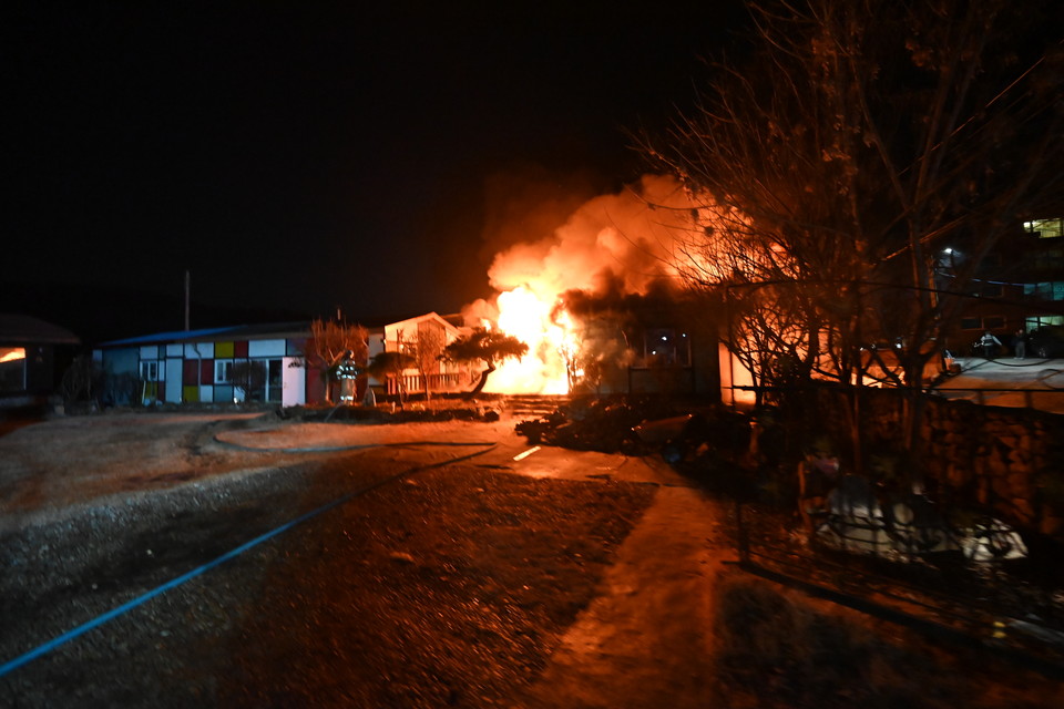 22일 오후 7시47분께 광주시 퇴촌면의 한 주택에서 불이 나 주택 일부를 태우고 신고를 받고 출동한 소방당국에 의해 약 1시간25분 만인 오후 9시12분께 모두 진화됐다. (사진제공=경기도소방재난본부)