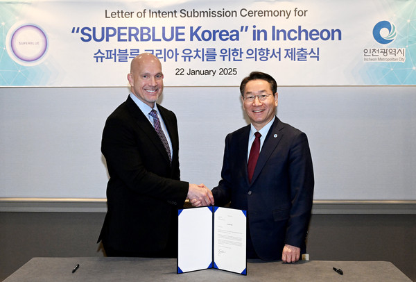 유정복 시장이 22일(현지시간) 미국 워싱턴에서 다니엘 돌란(Daniel Dolan) 슈퍼블루 CEO에게 슈퍼블루 코리아 유치 의향서를 제출받고 기념촬영을 하고 있다. (사진제공=인천시)