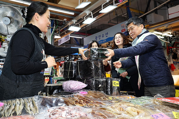 인천 남동구가 설 명절을 맞아 지역 내 전통시장 6개소를 방문해 장보기 행사를 했다. (사진제공=남동구)