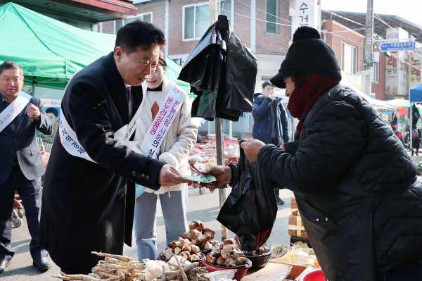 서태원 가평군수, 전통시장 방문해 상인들 격려