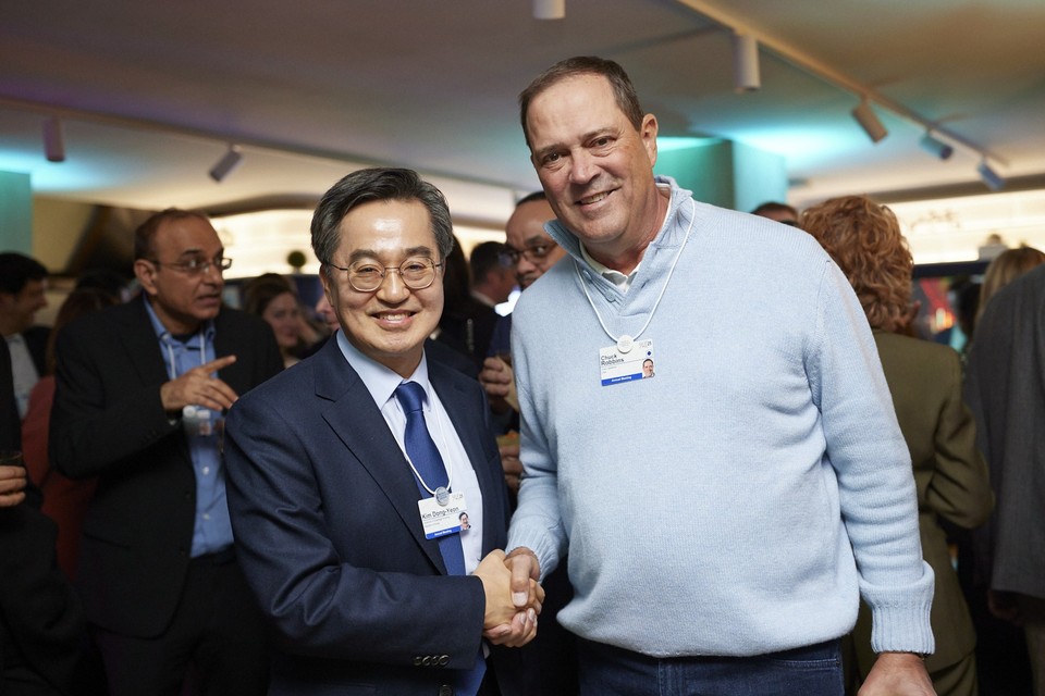 스위스에서 열린 2025 세계경제포럼(다보스 포럼)에 참석 중인 김동연 경기도지사가 글로벌 IT기업인 IBM, 시스코(Cisco) 대표들과 만나 경기도 스타트업 육성과 인재 양성 등에 대한 협력 방안을 논의했다. (사진제공=경기도)