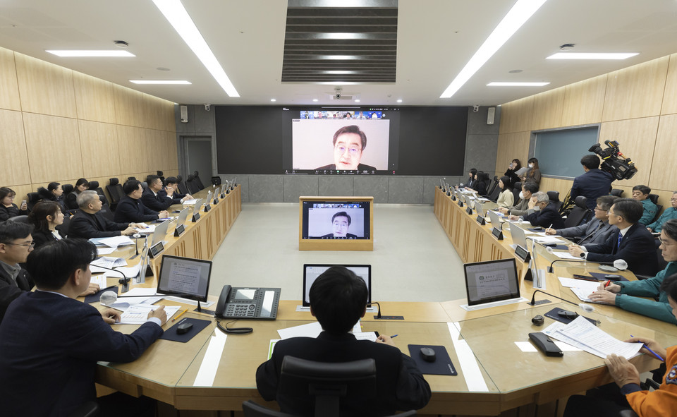 세계경제포럼(다보스포럼) 참가를 위해 스위스를 방문 중인 김동연 경기도지사가 설을 앞두고 현지시간 23일 오전 8시(한국시간 오후 4시) 긴급 영상회의를 열고 응급의료 상황과 재난 대비태세를 점검하고 있다. (사진제공=경기도)
