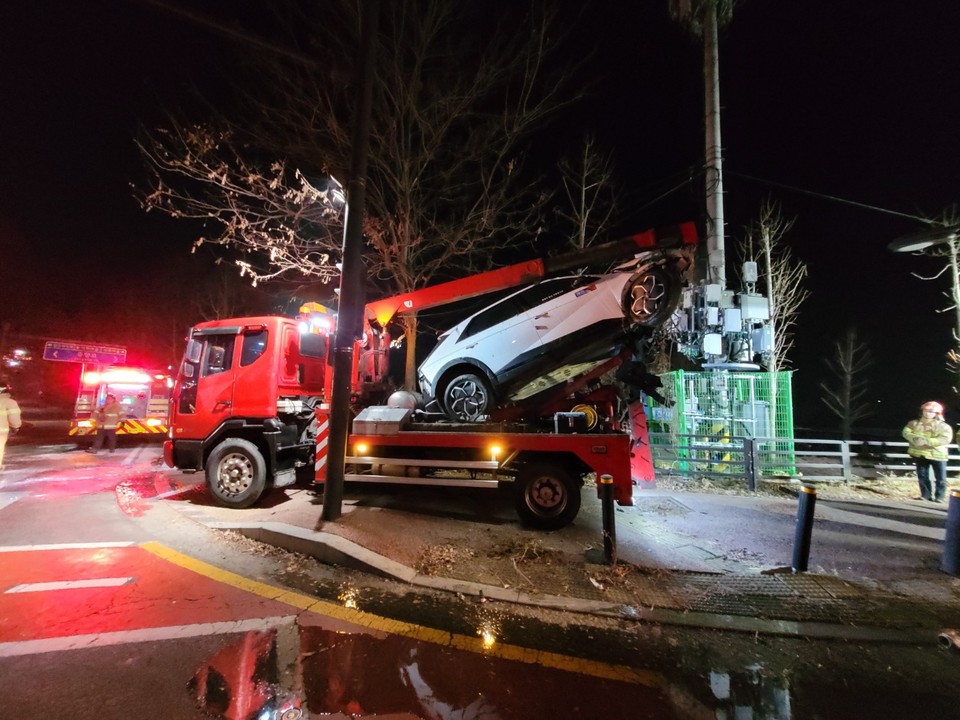 24일 오전 2시48분께 고양시 일산서구 대화동에서 전기차 택시가 도로 아래로 추락하는 사고가 났다. (사진제공=경기도소방재난본부)