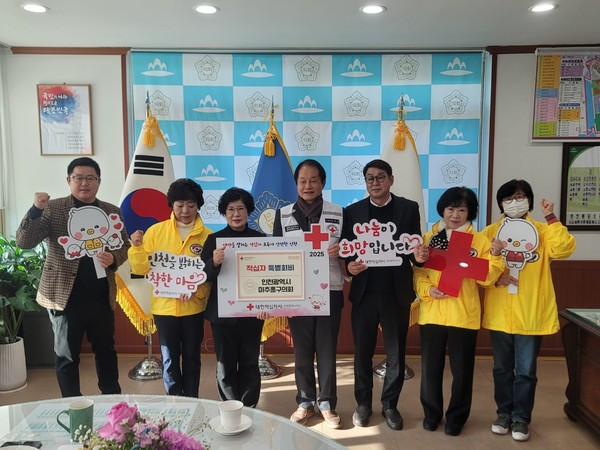 인천 미추홀구의회가 24일 의회 의장실에서 전경애 의장을 비롯한 상임위원장들과 조의영 대한적십자사 인천지사 회장 및 박충준 적십자봉사회 미추홀지구협의회 회장과 관계 임원들이 참석한 가운데 2025년도 적십자 특별회비 전달식을 개최했다. (사진제공=미추홀구의회)