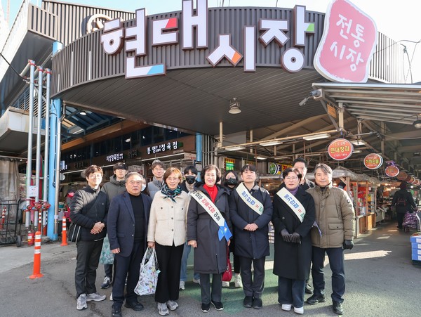 인천 동구의회가 다가오는 설 명절을 맞이해 지난 23일 관내 119안전센터 등 현업기관과 전통시장을 방문했다. (사진제공=동구의회)