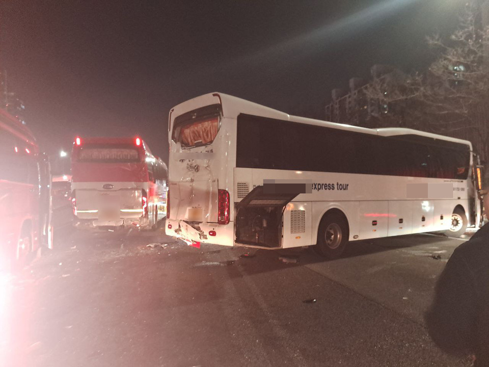 24일 오후 6시7분께 경부고속도로 용인 수지구 동천동 죽전휴게소 인근 서울방향 도로에서 삼성전자 통근버스 2대와 고속버스 1대 등 대형 버스 4대가 추돌하는 사고가 나 통근버스 운전자 A씨가 운전석에 끼이면서 중상을 입었다. 또 승객 12명이 경상을 입었다. (사진제공=경기도소방재난본부)
