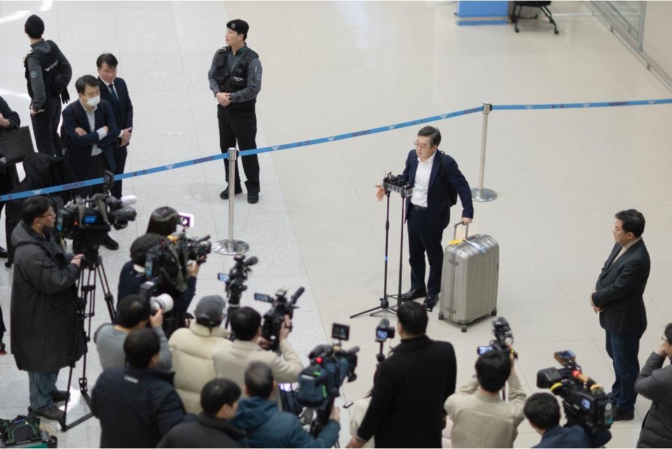 스위스 다보스포럼(2025 세계경제포럼 연차총회)에 참석했다 24일 오후 인천국제공항을 통해 귀국한 김동연 경기도지사가 입국장 앞에서 다보스포럼 관련 브리핑을 하고 있다. (사진제공=공=경기도)