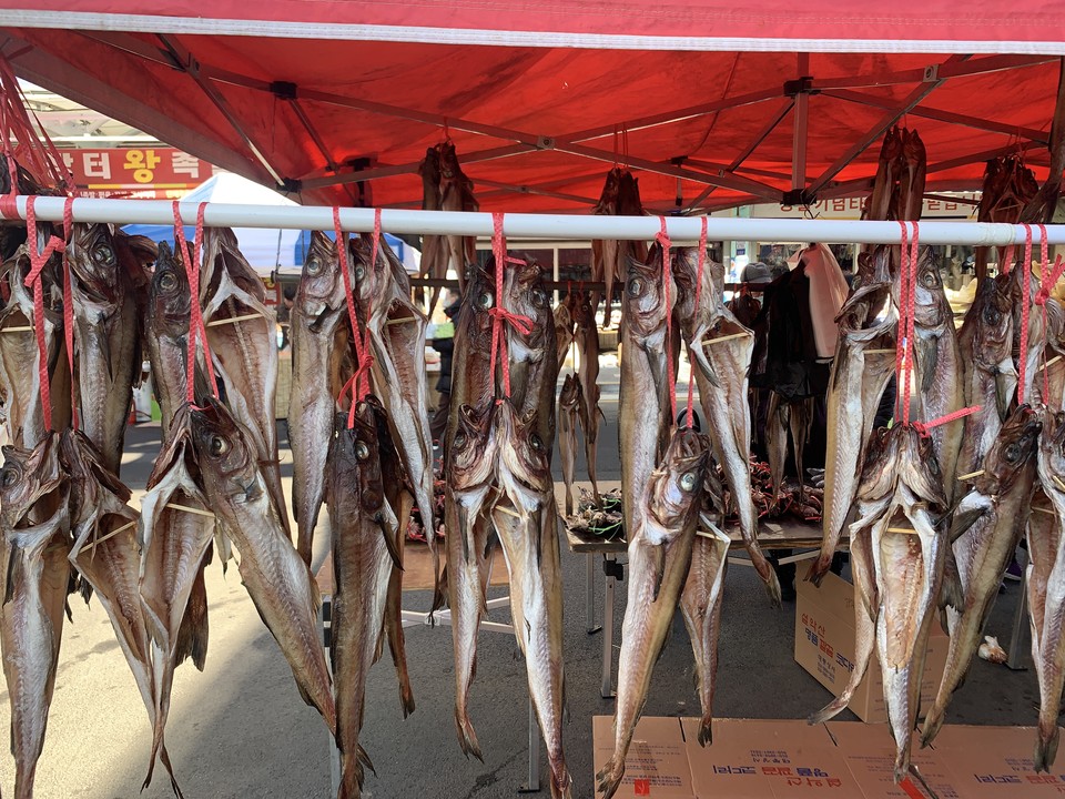 25일 낮 12시10분께 동두천시 전통시장이 설 명절을 사흘 앞두고 열린 ‘오일장’으로 북적이고 있다. (사진=오기춘 기자)