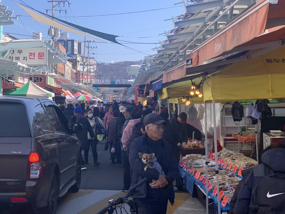 25일 낮 12시10분께 동두천시 전통시장이 설 명절을 사흘 앞두고 열린 ‘오일장’으로 북적이고 있다. (사진=오기춘 기자)