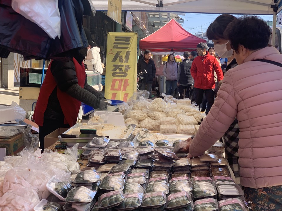 25일 낮 12시10분께 동두천시 전통시장이 설 명절을 사흘 앞두고 열린 ‘오일장’으로 북적이고 있다. (사진=오기춘 기자)