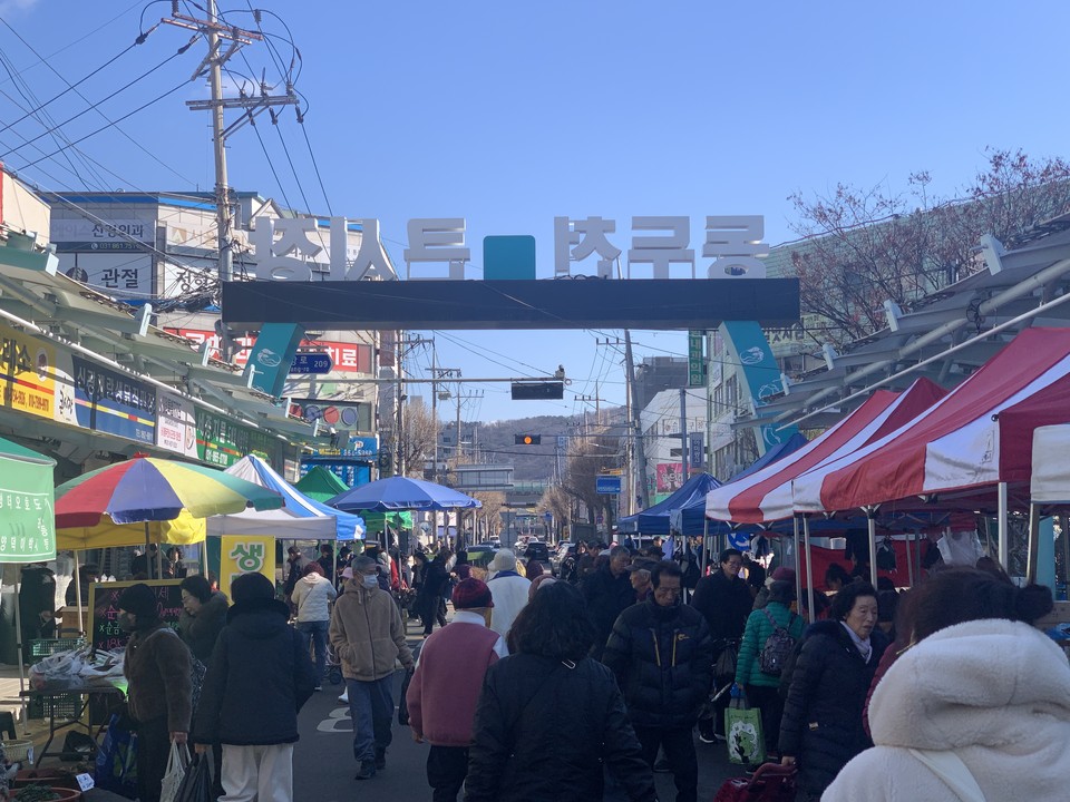 25일 낮 12시10분께 동두천시 전통시장이 설 명절을 사흘 앞두고 열린 ‘오일장’으로 북적이고 있다. (사진=오기춘 기자)